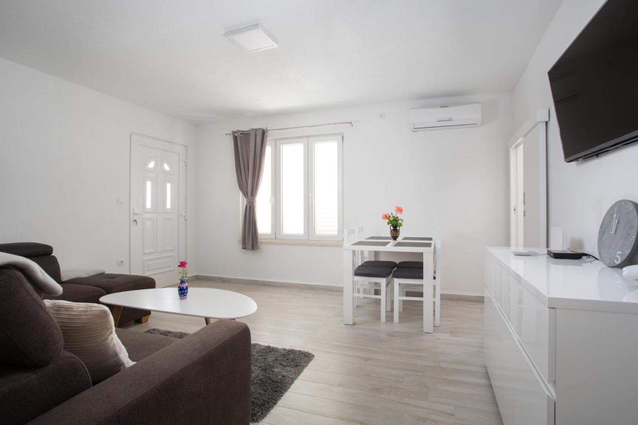 Serious Job Apartment Дубровник Екстериор снимка