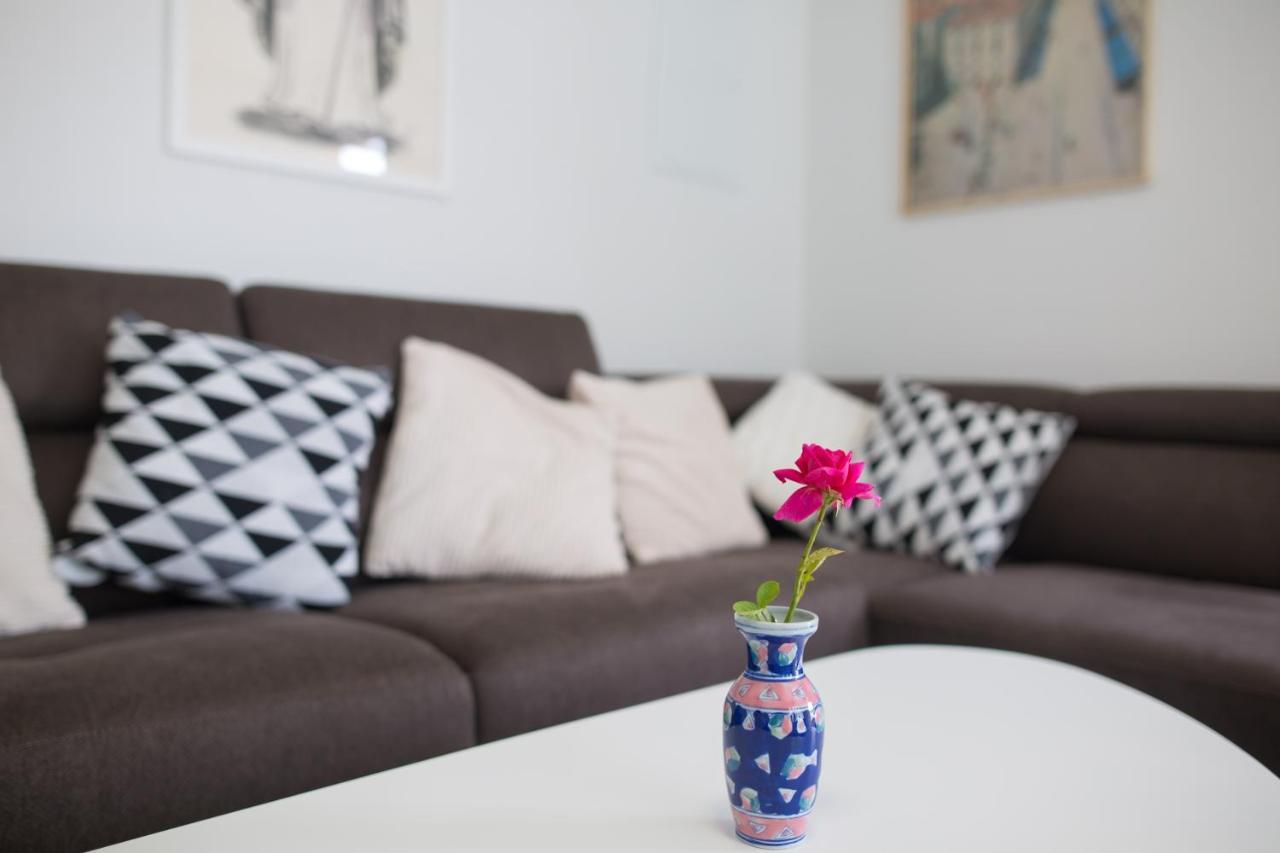 Serious Job Apartment Дубровник Екстериор снимка